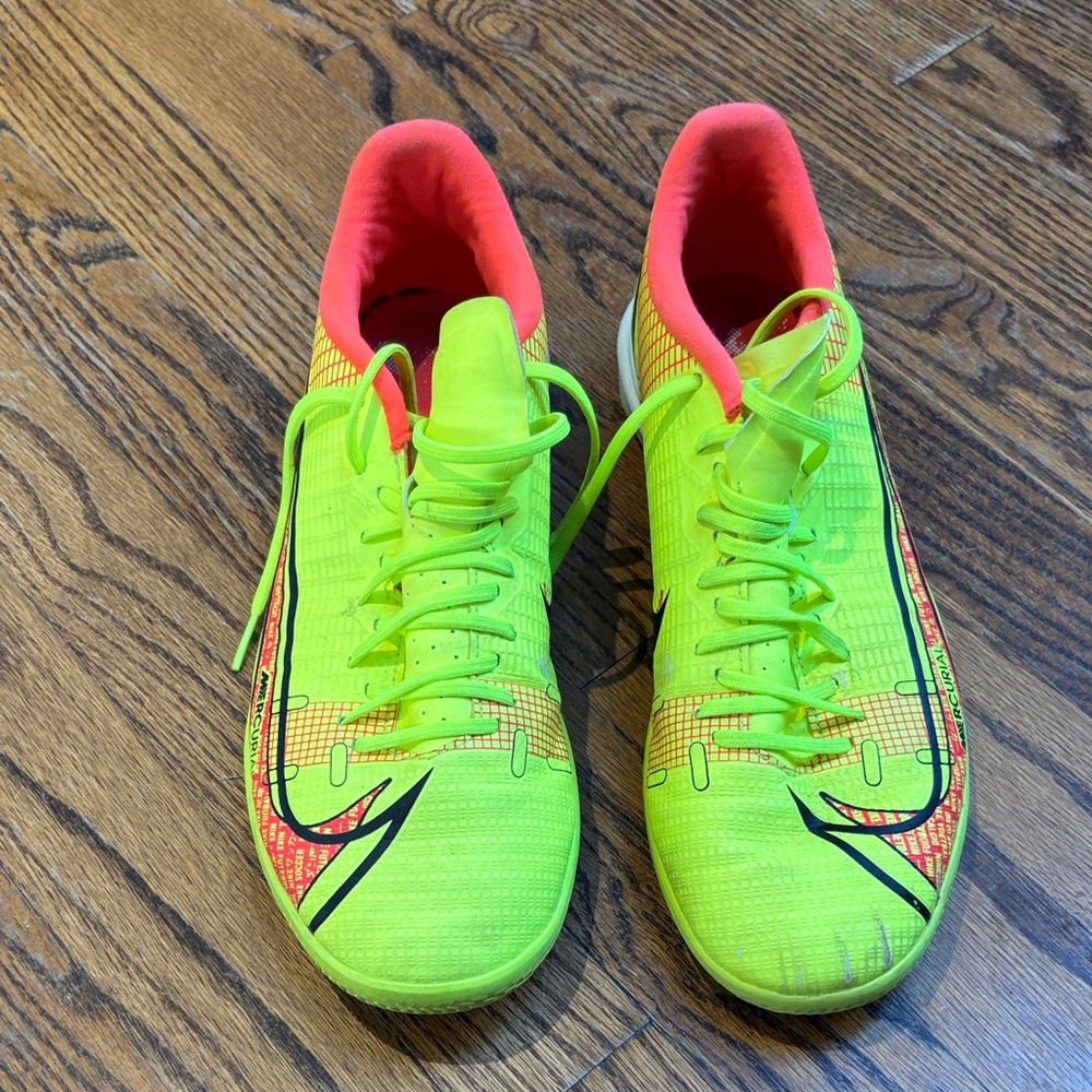 Nike Mercurial indoor soccer/futsal cleat